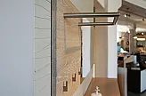 Diese hängende Spiegelgarderobe wurde aus Massivholz, Eiche weiß geölt, gefertigt. Sie besteht aus zwei Teilen und wird inklusive Spiegel, Haken und Innenleben angeboten.