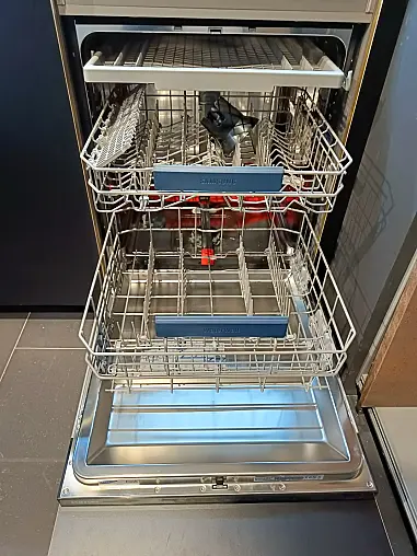 moderne Einbauküche mit Hochschränken