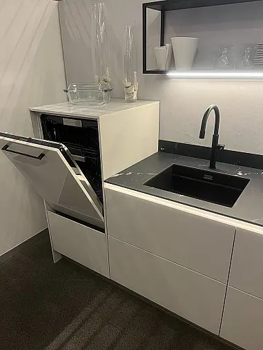 Ballerina Designküche Smart Glas Achatweiß mit schwarzer Keramik