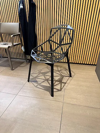 Stapelbarer Stuhl. Material: Beine aus eloxiertem Profilaluminium schwarz oder aus lackiertem Profilaluminium. Sitz aus Aluminium-Druckguss Oberflachenbehandlung mit fluoriertem Titan und Polyesterlackierung. Auch für den Aussenbereich geeignet. Feuerbest