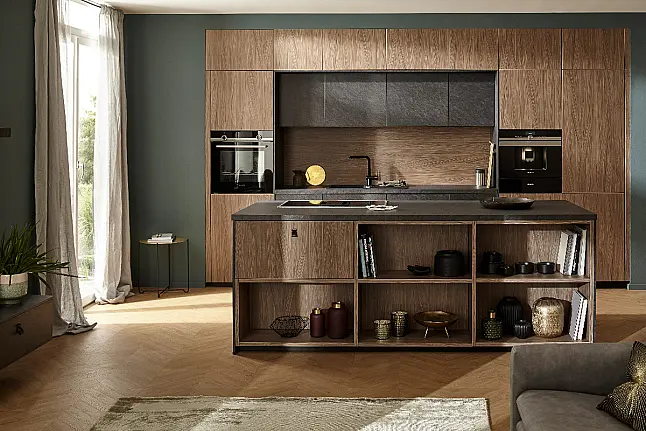 Inselküche in Alvaro Schiefer NB und Akoni Wood NB Farbkombination