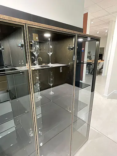 elegante Küche mit Keramik und Messing