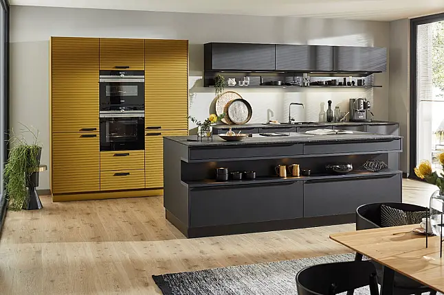 Moderne Inselküche in Glas matt onyxschwarz und Olivgelb samtmatt