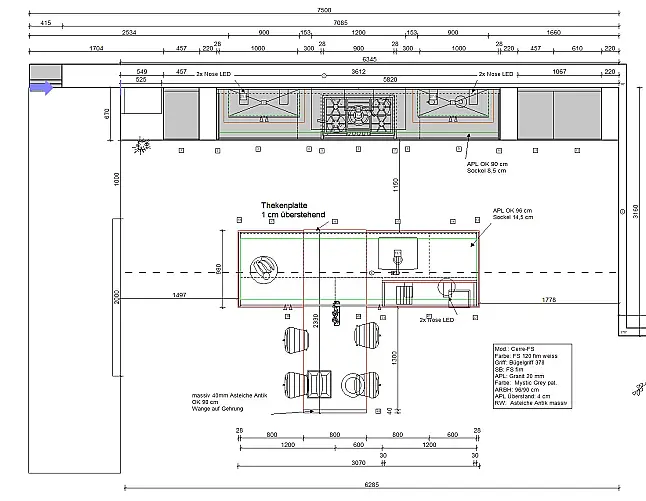 Landhausküche mit atraktivem Mittelblock und integrierter Thekenplatte.