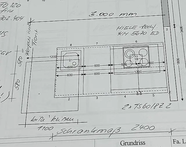 - Insel mit Gaggenau Induktionskochfeld und Glas LaVico lageto Arbeitsplatte