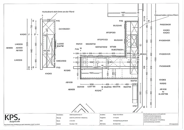 Stylische schwarze Designerküche mit holzfarbenem Arbeitsplatten- und Abdeckbodendekor