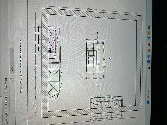 Elegante Landhausküche mit Insel und Buffet-Schrank, crema-magnolie
