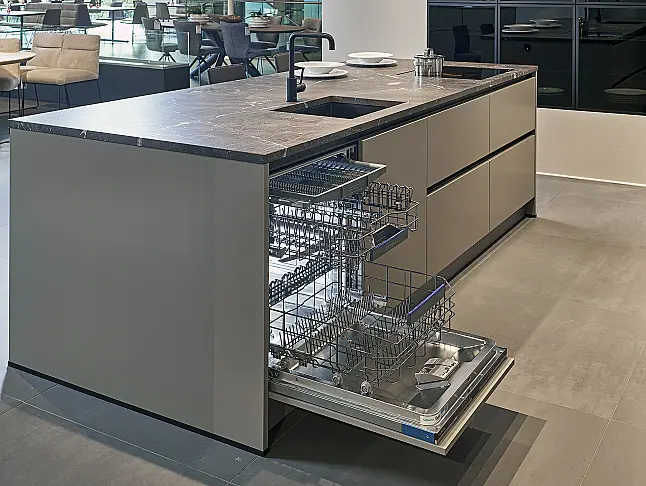 Koje 217 KL: Graue grifflose Inselküche mit Granit Arbeitsplatte und Bar