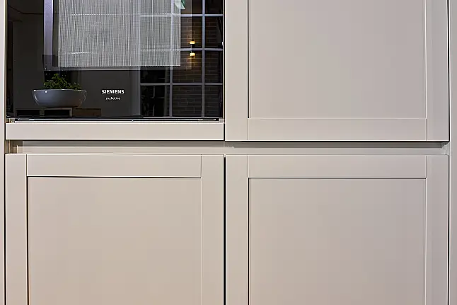 Koje 122 KL: Graue Landhausküche  mit Insel und Keramik Arbeitsplatte