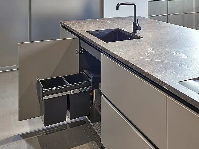 Koje 217 KL: Grijze greeploze eilandkeuken met granieten werkblad en bar