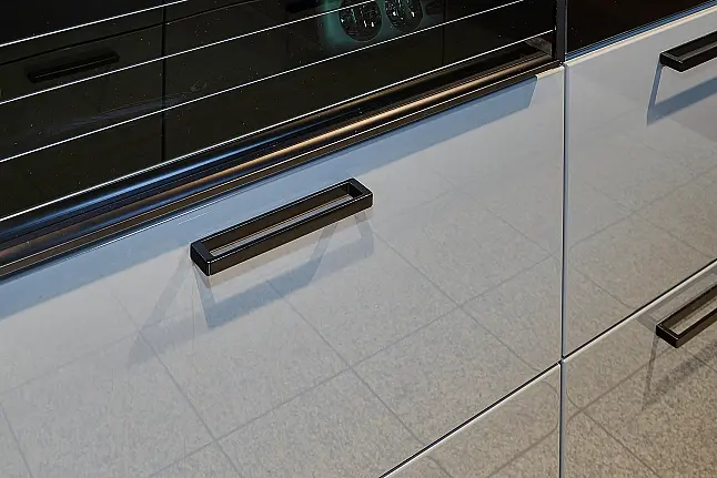Koje 119 KL: Grijze keuken met twee eilanden en granieten keukenblad