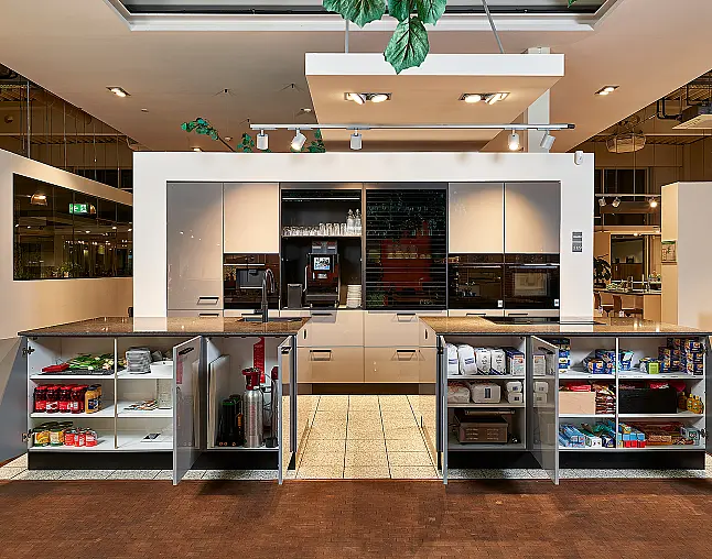 Koje 119 KL: Grijze keuken met twee eilanden en granieten keukenblad