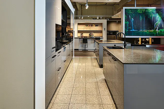 Koje 119 KL: Grijze keuken met twee eilanden en granieten keukenblad