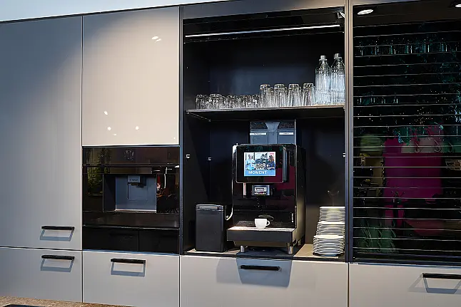 Koje 119 KL: Grijze keuken met twee eilanden en granieten keukenblad
