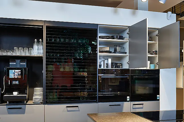 Koje 119 KL: Grijze keuken met twee eilanden en granieten keukenblad