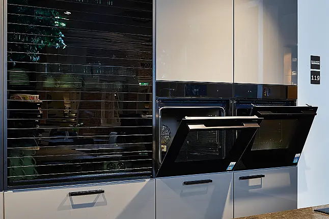 Koje 119 KL: Graue Küche mit zwei Inseln und Granit Arbeitsplatte