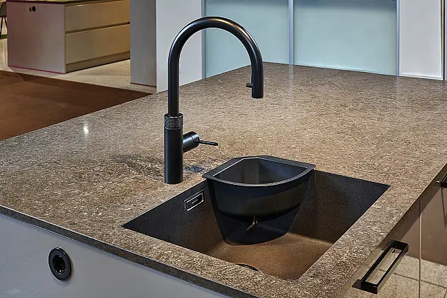 Koje 119 KL: Graue Küche mit zwei Inseln und Granit Arbeitsplatte