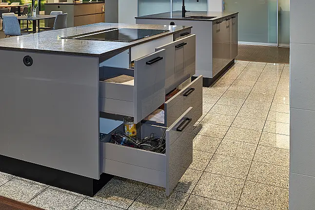 Koje 119 KL: Grijze keuken met twee eilanden en granieten keukenblad