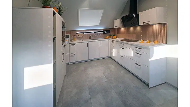 L-Küche mit Schrank