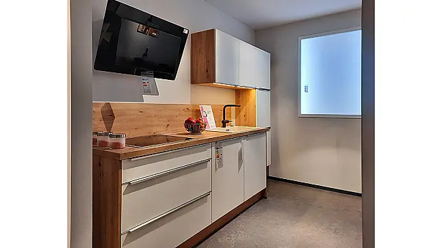 Küchenzeile mit Schrank u. Tisch