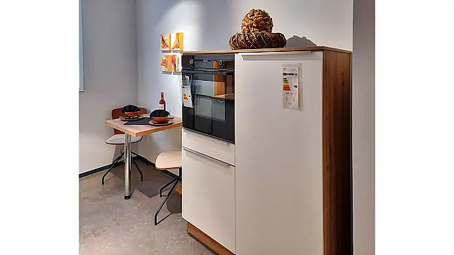 Küchenzeile mit Schrank u. Tisch