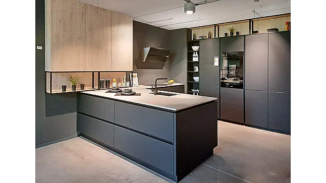 L-Küche mit Schrank