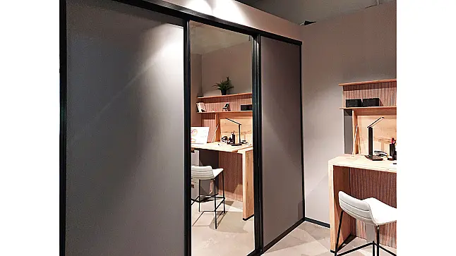 Kleiderschrank und Schreibtisch