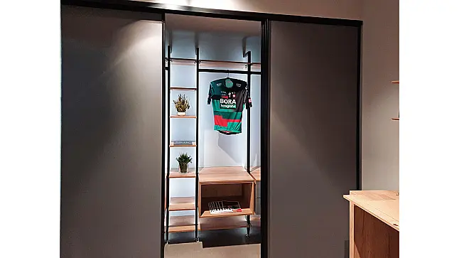 Kleiderschrank und Schreibtisch