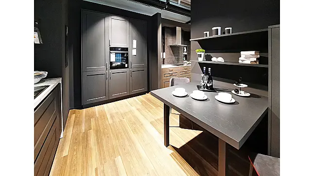 Küchenzeile mit Tisch und Schrank