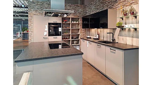 Küchenzeile mit Insel und Schrank