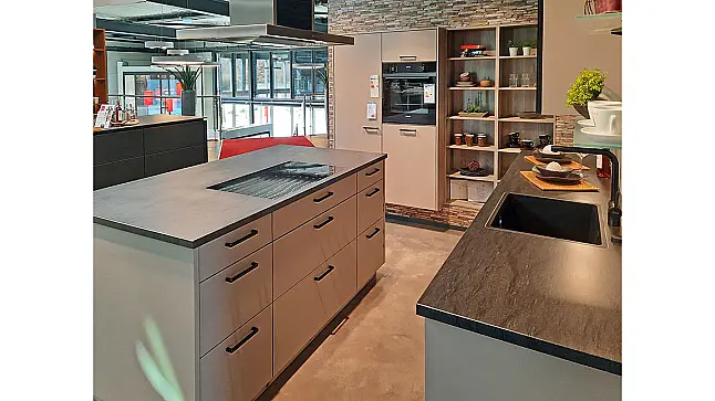Küchenzeile mit Insel und Schrank