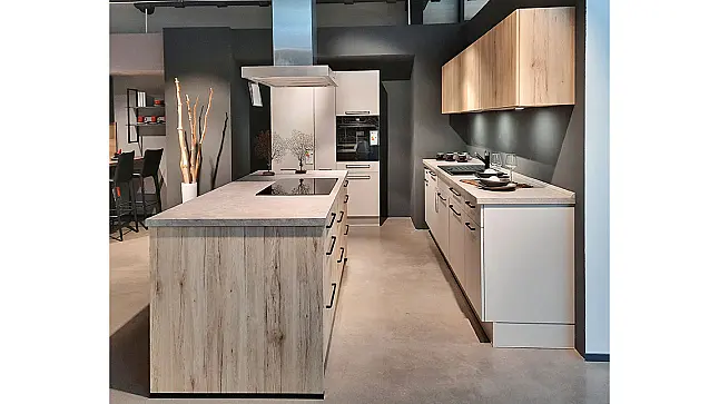 Küchenzeile mit Insel und Schrank