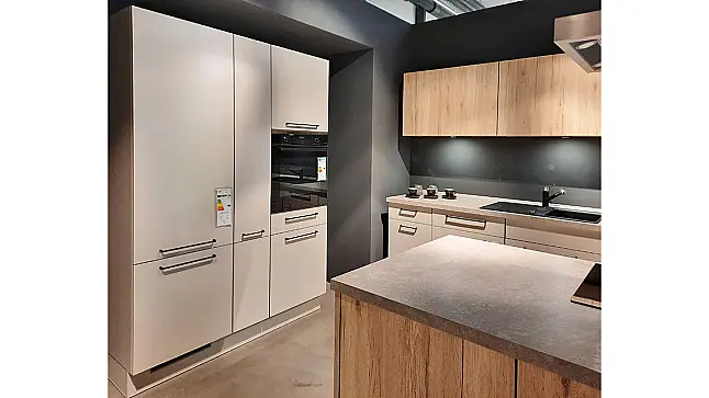 Küchenzeile mit Insel und Schrank