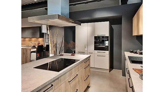 Küchenzeile mit Insel und Schrank