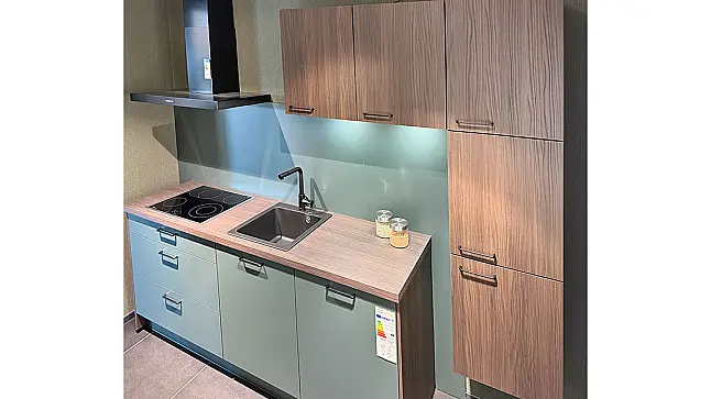 Küchenleiste mit Schrank u. Tisch