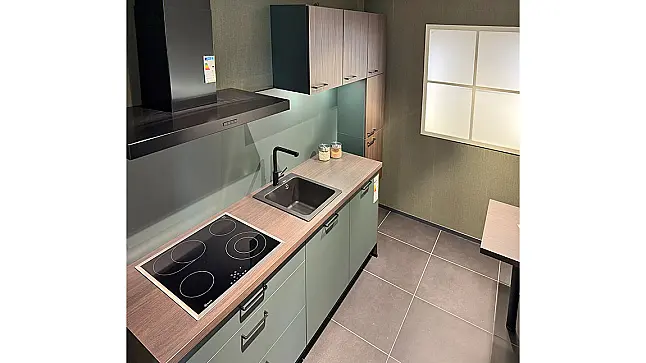 Küchenleiste mit Schrank u. Tisch