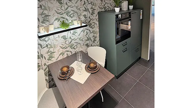 Küchenleiste mit Schrank u. Tisch