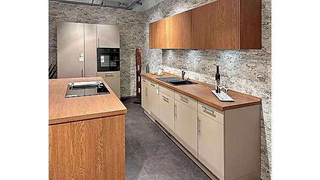 Küchenleiste mit Insel u. Schrank