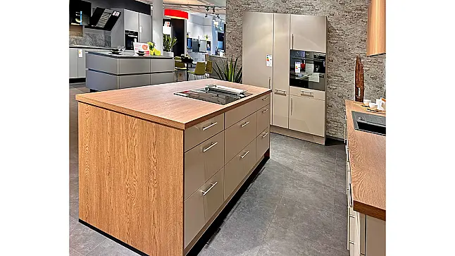 Küchenleiste mit Insel u. Schrank