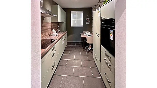 Küchenleiste mit Schrank u. Tisch