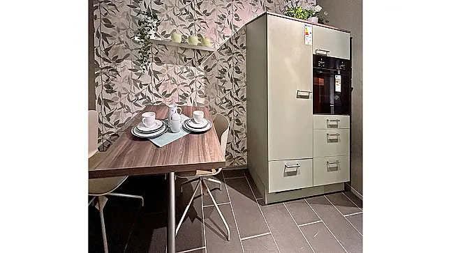 Küchenleiste mit Schrank u. Tisch