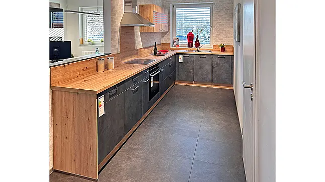 L-Küche mit Schrank