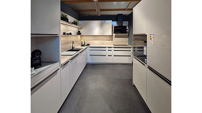 L-Küche mit Schrank