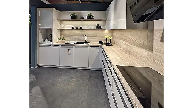 L-Küche mit Schrank