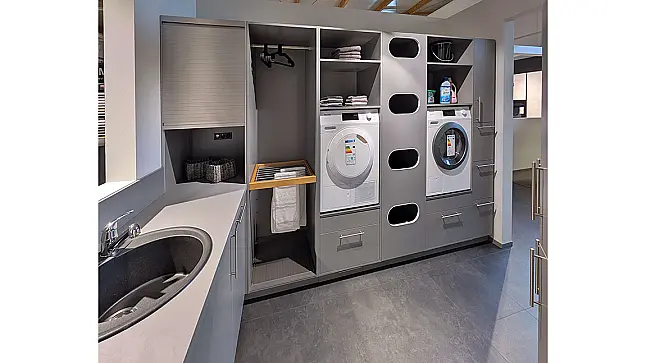 L-Küche mit Schrank