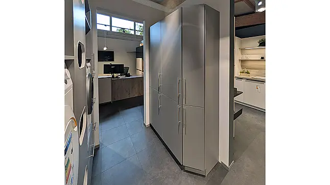L-Küche mit Schrank