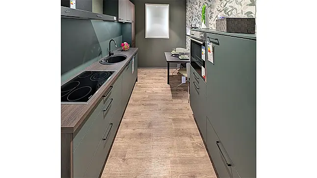 Küchenzeile mit Schrank u. Tisch
