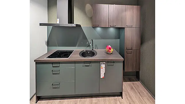 Küchenzeile mit Schrank u. Tisch