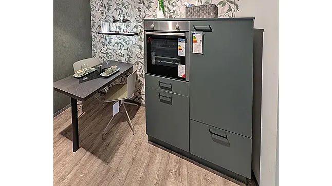 Küchenzeile mit Schrank u. Tisch