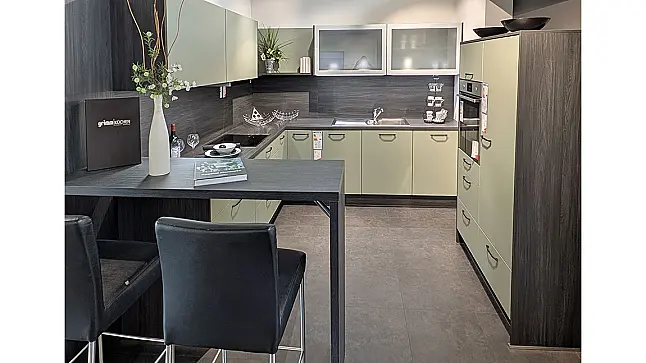 L-Küche mit Schrank